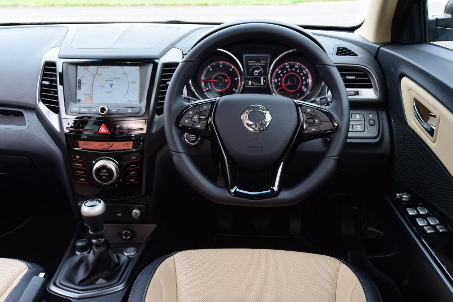 Панель приборов SsangYong Tivoli XLV 2016 года  (UK) (фото 5 из 23)